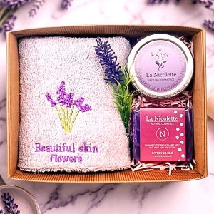 L'Aroma Lavanda darilni set s sivkinim milom in sojino svečko